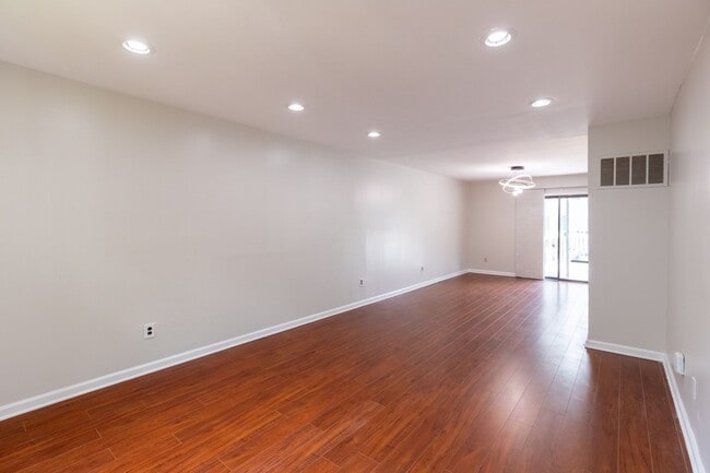 Building Photo - 2 bed 2.5 bath