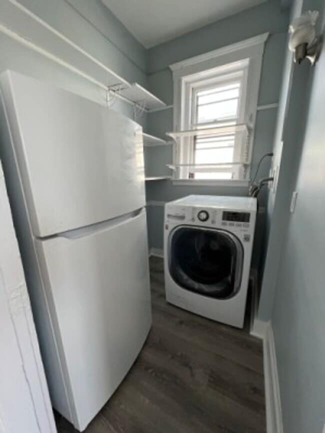 Building Photo - Great Location! Dishwasher, Pet Friendly, Back Porch, And Laundry-in-unit