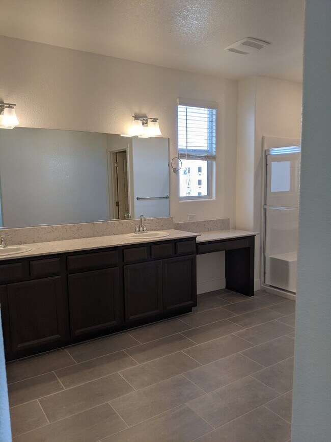 Building Photo - Prime location in Merced!