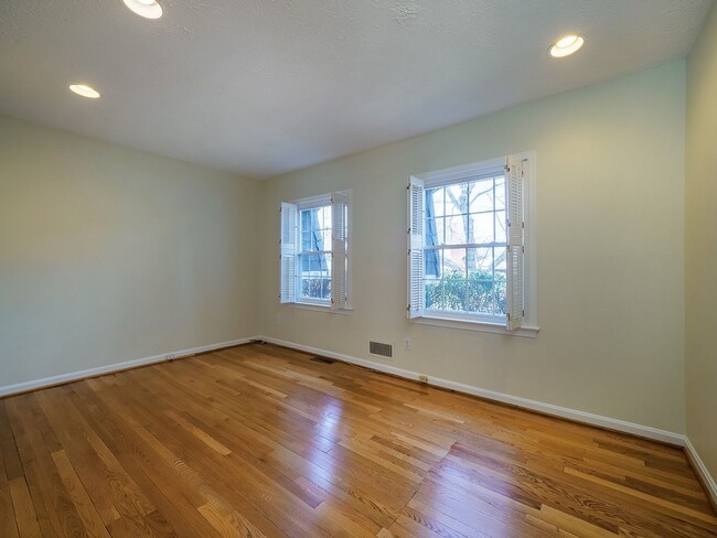 Building Photo - 2702 Navarre Dr