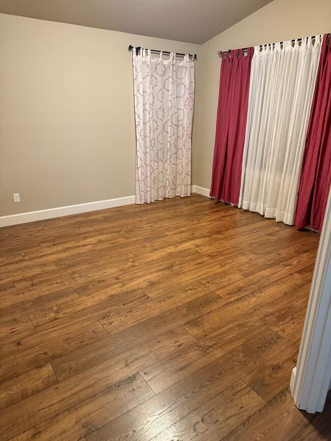 Building Photo - *MOVE IN SPECIAL* $500 off first months re...