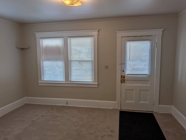 Building Photo - 125 Main St