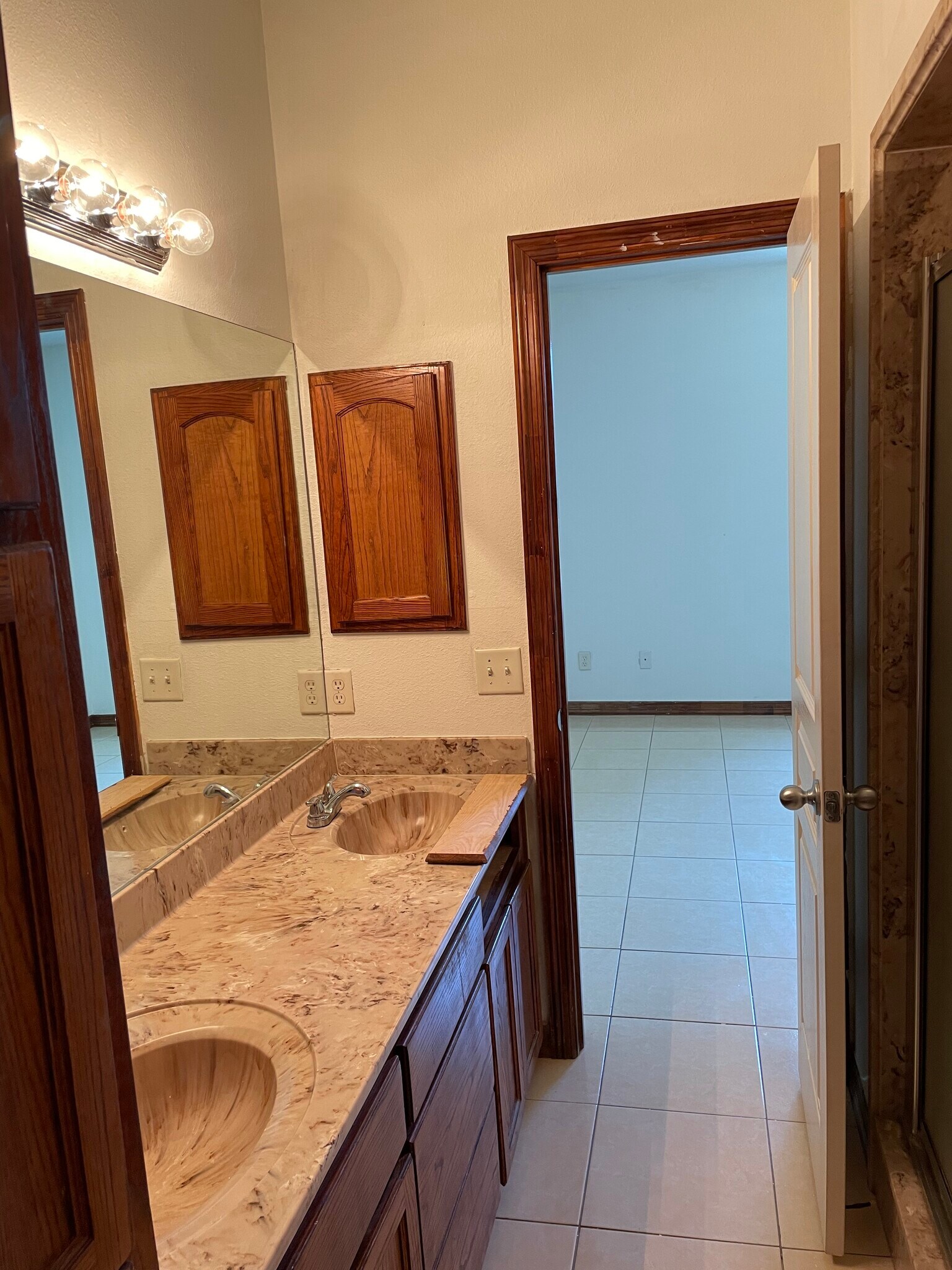 Master bathroom - 3043 Scotland Dr