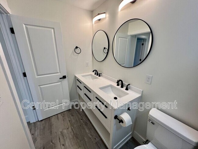 Building Photo - 30 Beverly Hills Dr