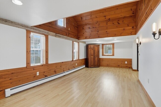 Building Photo - 92 Main St