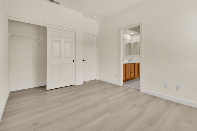 Building Photo - 10 Clearwater Cove