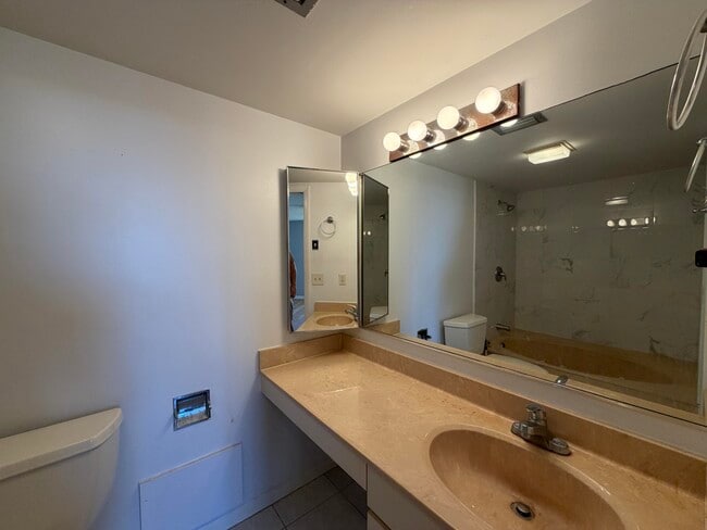 Building Photo - 3768 Victoria Dr