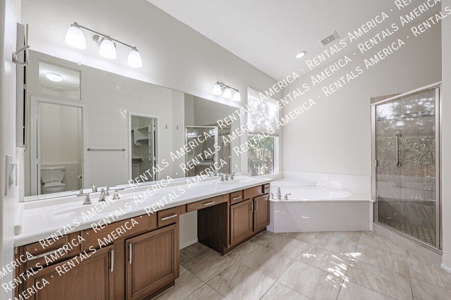 Building Photo - 10232 E Meadow Hill Dr