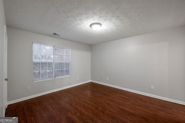 Building Photo - 614 Waynes Ct SE