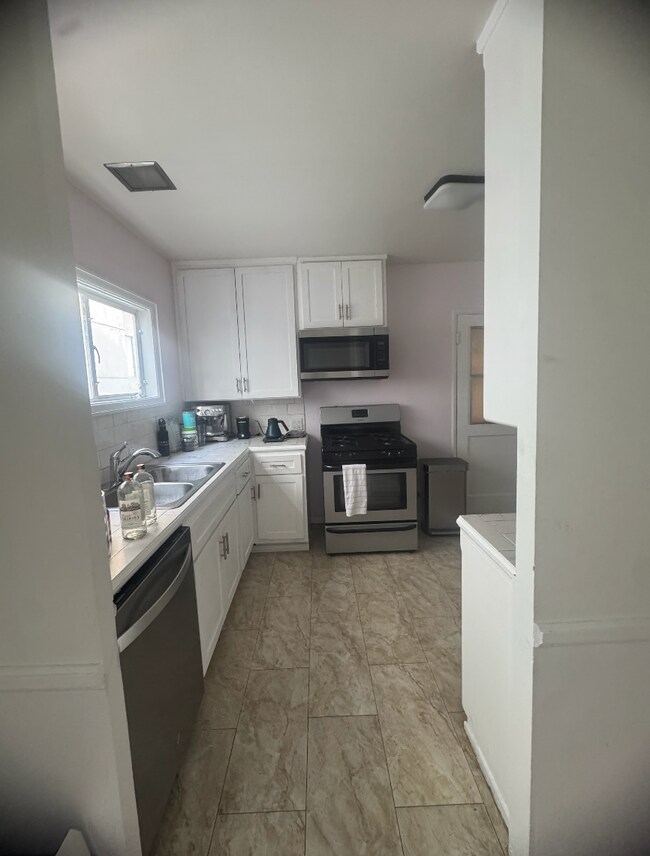 Building Photo - 2119 1/2 S Beverly Glen Blvd