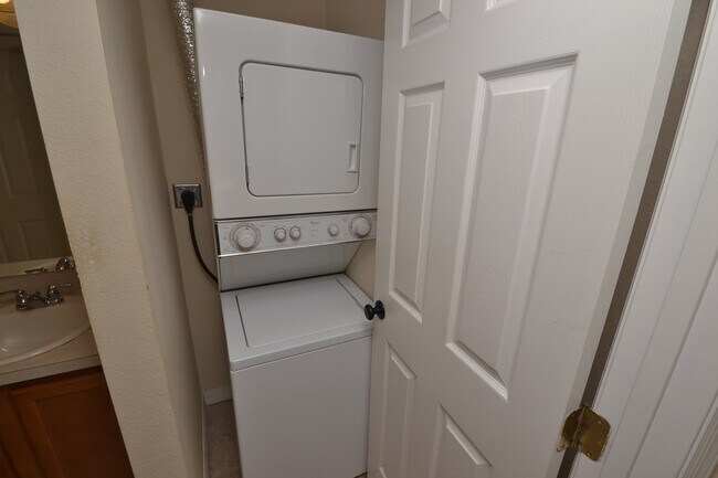 Building Photo - Lovely Winter Springs Condo ~ Vinyl Plank Flooring and Large Screened Patio!