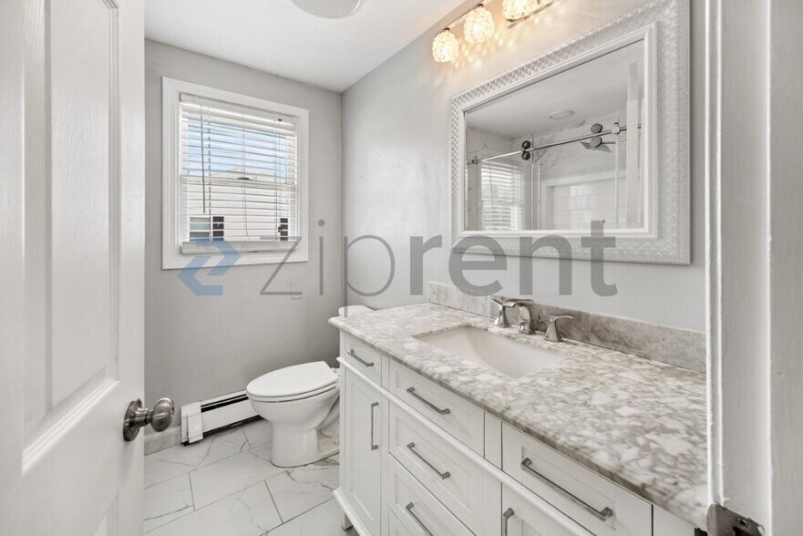 Building Photo - Unit A