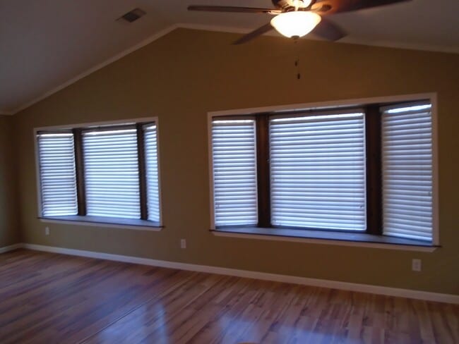 Building Photo - 3 BED 2 BATH HOUSE WITH FENCED BACKYARD IN SHASTA LAKE