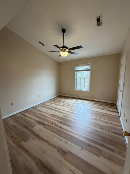 Building Photo - 204 Amanda Ln