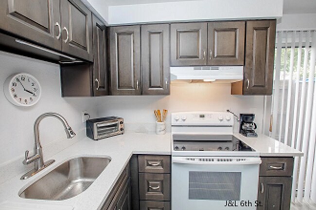 Building Photo - Corvallis Triplex