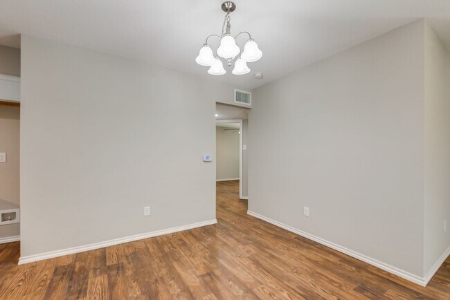 Building Photo - Stylish Upstairs Corner Unit Near Lake Ray...
