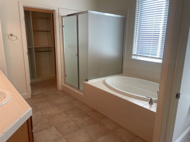 Building Photo - Empire Ranch!!