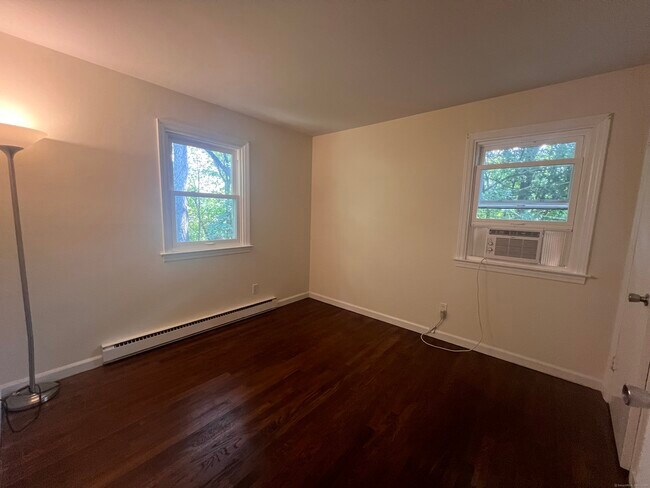 Building Photo - 11 E Hills Dr