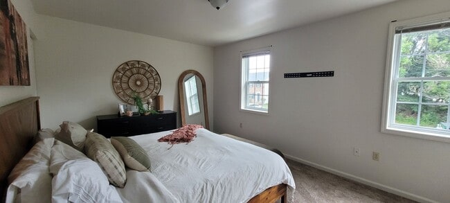 Building Photo - 3 Bedroom 1.5 bathroom townhome-Eastpointe...