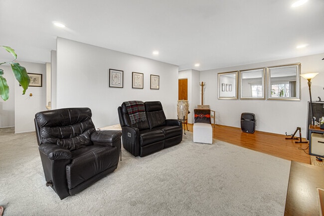 Building Photo - 101 N Lincoln Ln