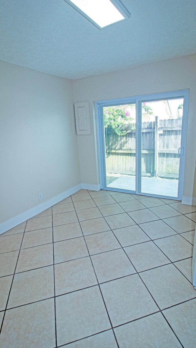 Building Photo - 8757 SE Hobe Ridge Ave