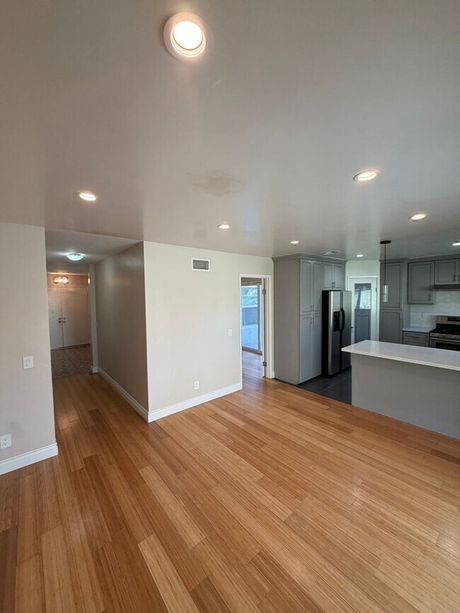 Building Photo - Beautiful 3 Bedroom Home in Avocado Heights