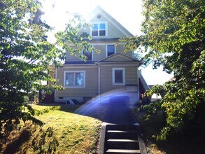 Building Photo - 2332 Hoyt Ave