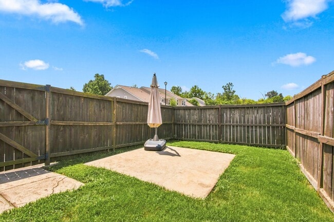 Building Photo - 2055 Hemlock Dr