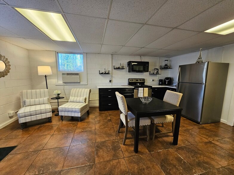 Sitting area - 3150 Clifton Church Rd SE