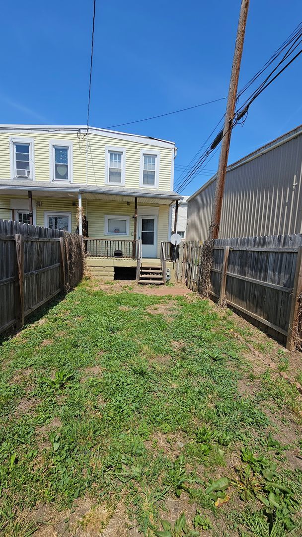 Building Photo - 3 Bedroom Duplex