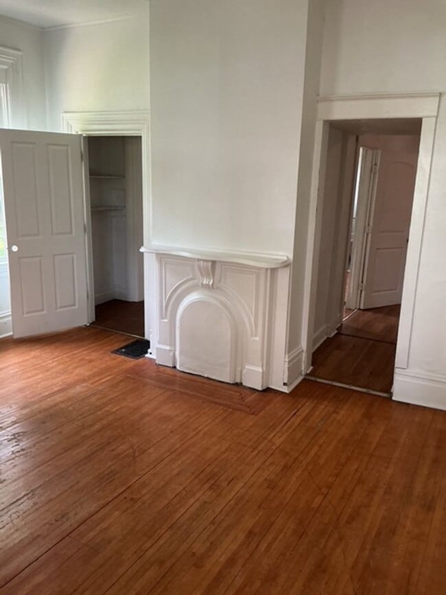 Building Photo - 5 bedroom / 2 bathroom House in Peoria