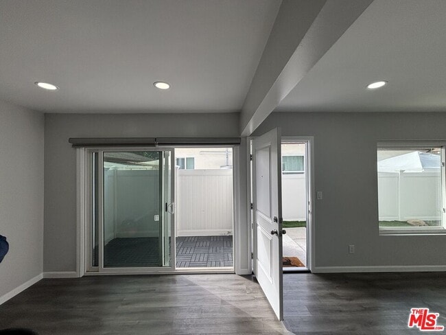 Building Photo - 2026 Oak St