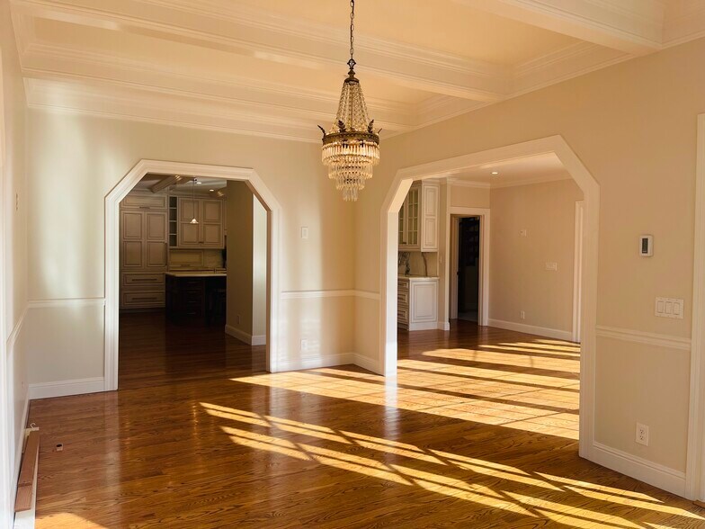 Building Photo - 200 Iris Way