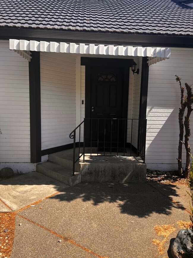 Building Photo - Wonderfully updated Waterman Highlands Home