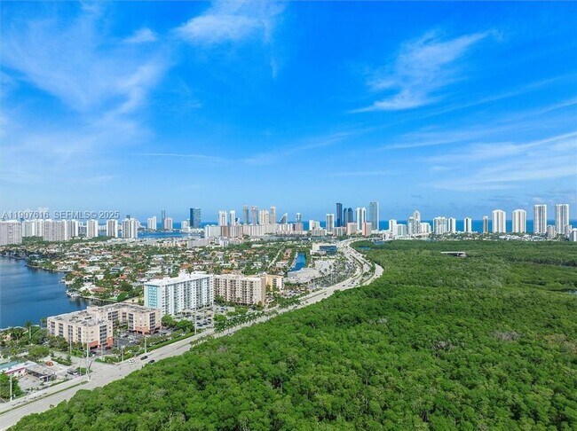 Building Photo - 2821 N Miami Beach Blvd