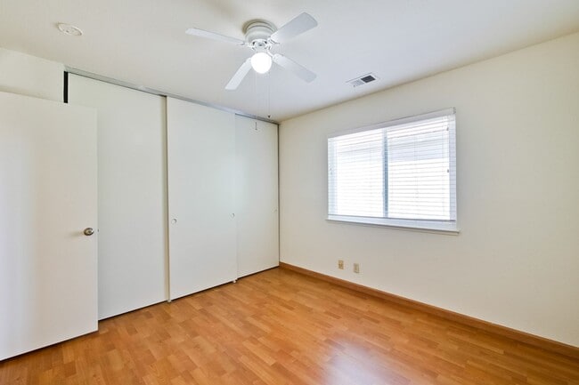 Building Photo - Hardwood Floors- A/C- Full Bedroom and Bath on First Floor: Fresh Paint