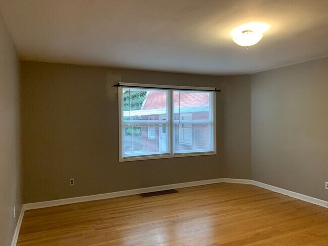 Building Photo - O1100-1106