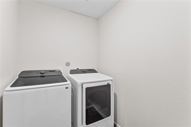 Building Photo - 14515 Broadbury Pond Rd