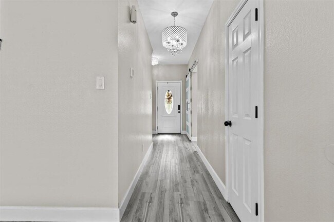 Building Photo - 303 Quail Hollow Dr