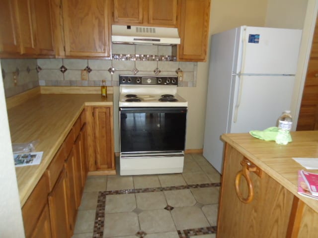 Building Photo - 2403 Hemlock Dr