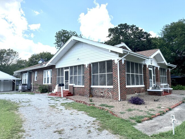Building Photo - 817 C St SE