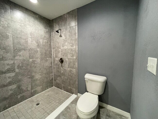 Building Photo - **Beautiful 3 Bd 2 Bath!! AVAILABLE AFTER JUNE 15TH**