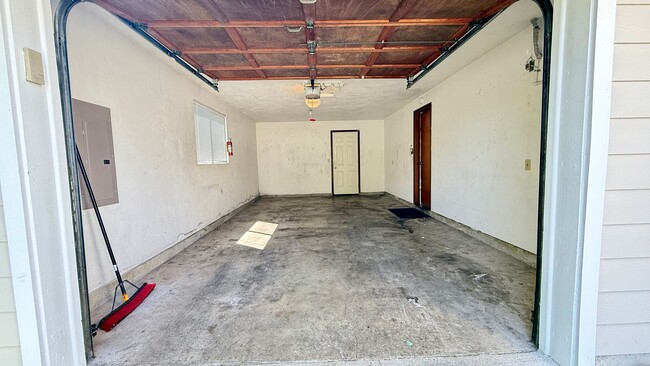 Building Photo - Two Bedroom Townhome with AC, Garage & Ful...