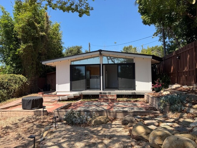 Building Photo - Mid Century Modern 2 bdrm 1 bath