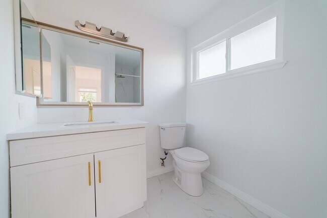 Building Photo - 3163 Camarillo Ave