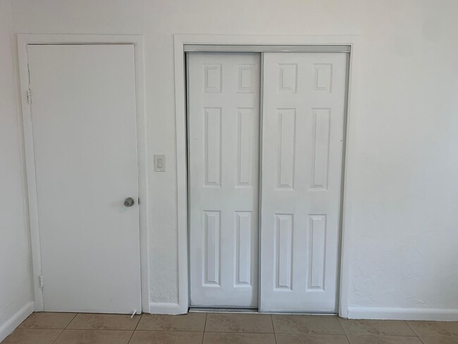 Building Photo - 2 Bedrooms in Hallandale Beach