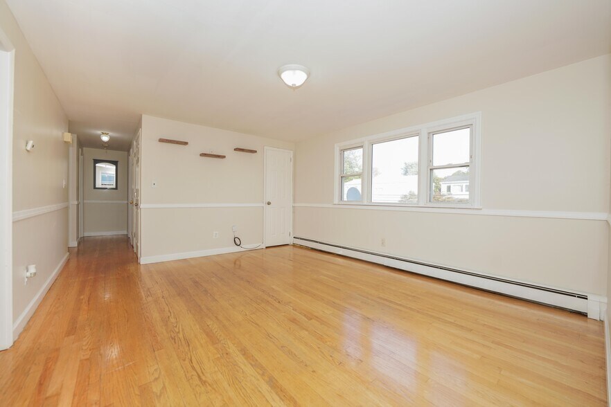 Entry way - 142 Maple Ave