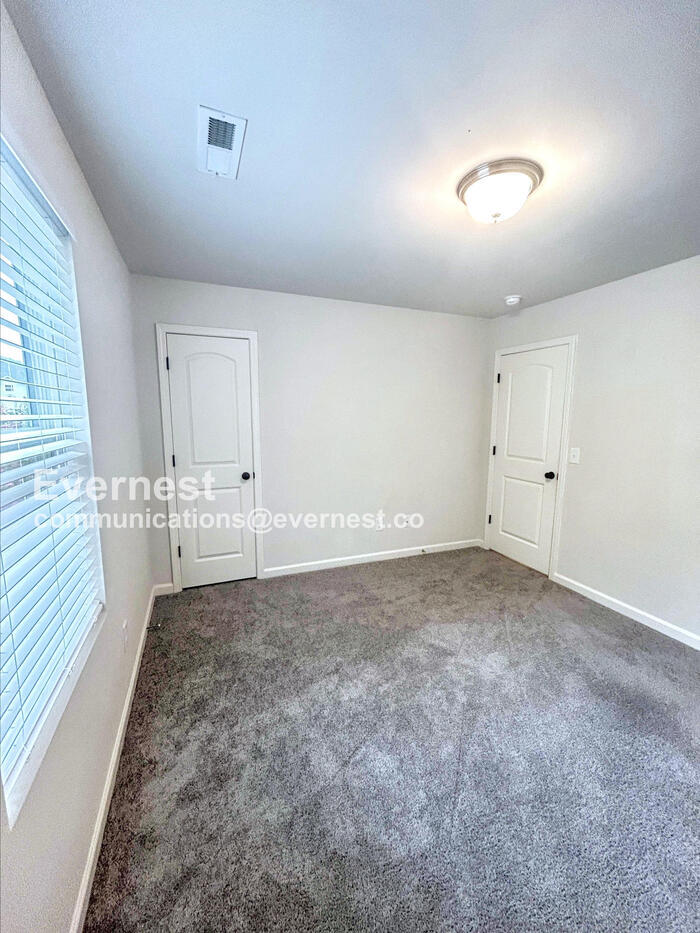 Building Photo - 1600 Sandersted Village Cir