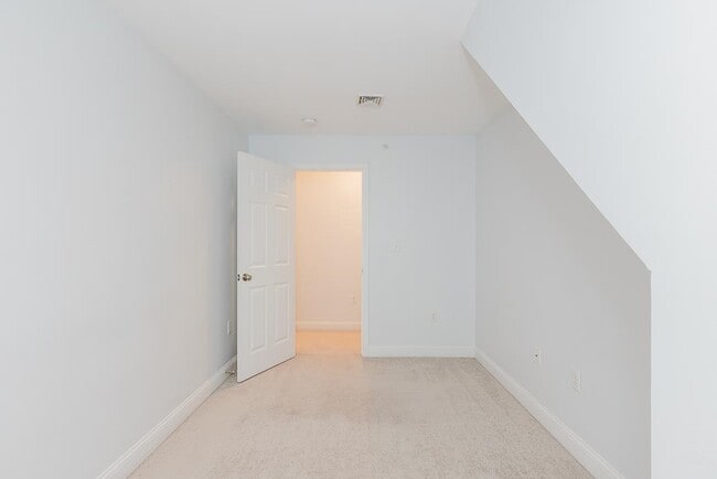 Building Photo - 213 Villager Rd