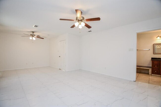 Building Photo - 9806 Larston St